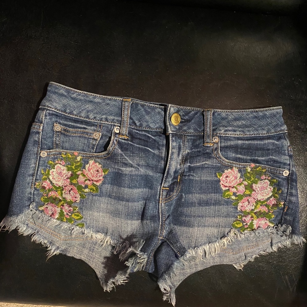 Low waisted denim shorts with flower detail